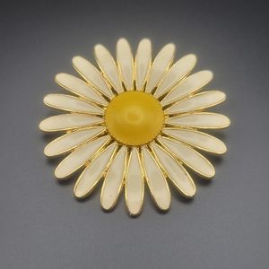 Daisy Flower Power Vintage Pin